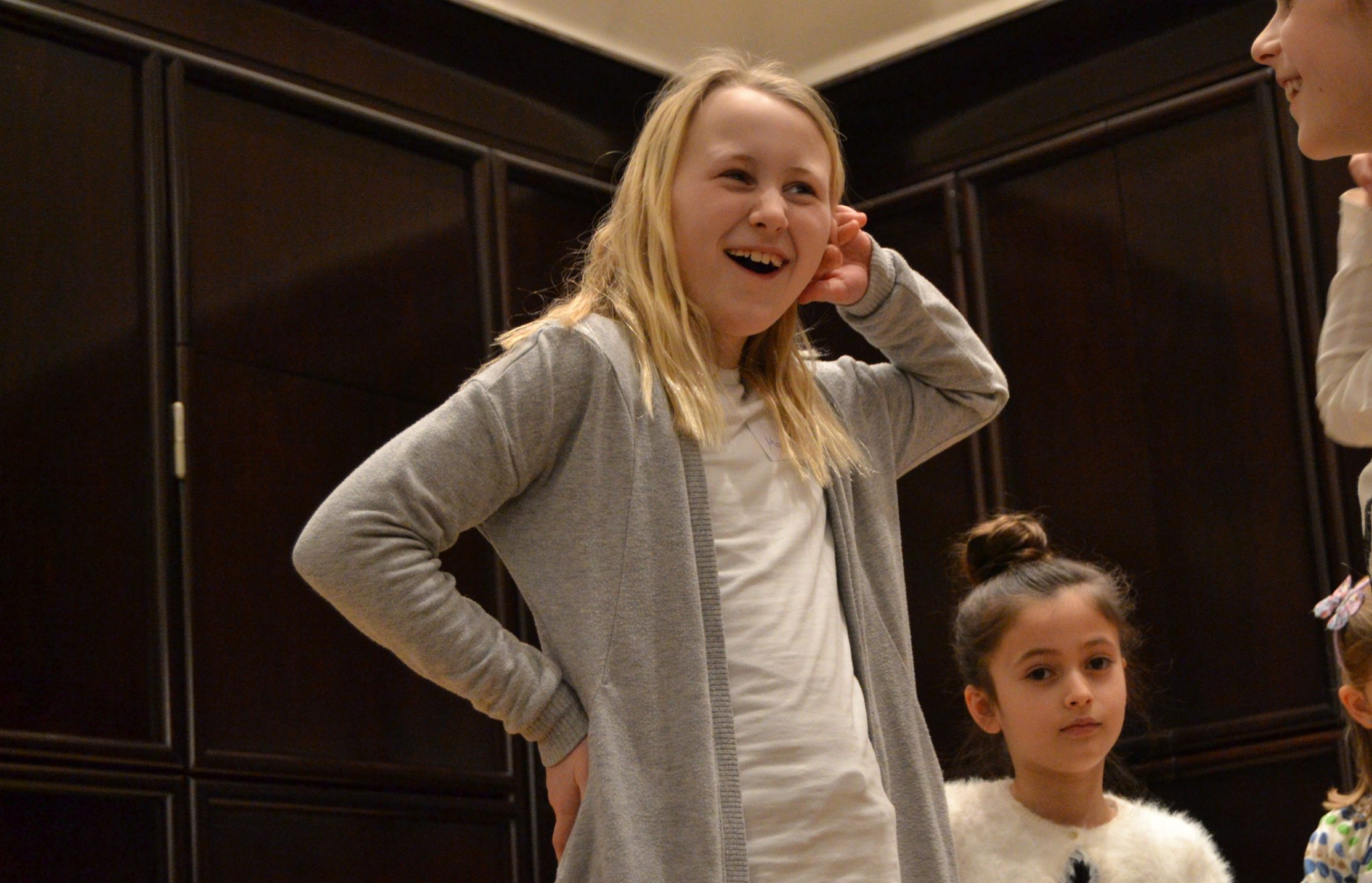 Kind hält Hand ans Ohr Fotocredit Glocke Veranstaltungs-GmbH